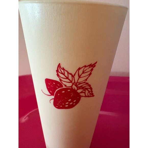 Vintage Nasco #1072 Beige/Red Plastic Tumblers Cups Red Strawberry Print Set 6 - Picture 6 of 8